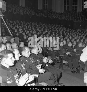 Zabrze, 1969-12-03. W przeddzieñ Barbórki, w sali Zabrzañskiego Domu Muzyki i Tañca, odby³a siê centralna akademia z okazji górniczego œwiêta. Na barbórkowe obchody przybyli do województwa katowickiego przedstawiciele najwy¿szych w³adz centralnych, cz³onkowie Biura Politycznego: przewodnicz¹cy Rady Pañstwa, marsza³ek Marian Spychalski i sekretarz Komitetu Centralnego Polskiej Zjednoczonej Partieleci Robotniczej (KC PZPR) Ryszard Strzard. Na widowni zasiedli przedstawiciele zawodów górniczych z ca³ego kraju. Ad PAP/Edmund Uchymiak Zabrze, 3. Dezember 1969. Feierlichkeiten anlässlich der Barborka, der Mine Stockfoto