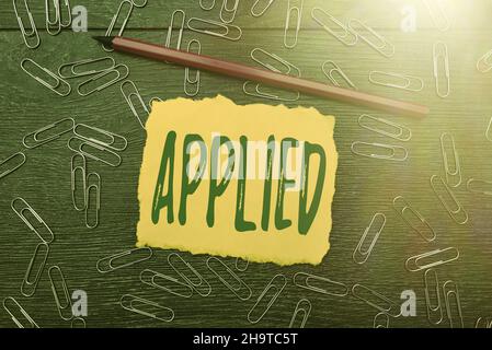 Text wird geschrieben, der Text wird angewendet. Wort geschrieben auf setzen, um den praktischen Gebrauch im Gegensatz zu theoretisch anwendbar sein Bright New Ideas Fresh Office Stockfoto