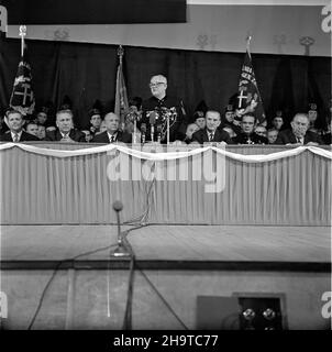 Zabrze, 1969-12-03. W przeddzieñ Barbórki, w sali Zabrzañskiego Domu Muzyki i Tañca, odby³a siê centralna akademia z okazji górniczego œwiêta. Na barbórkowe obchody przybyli do województwa katowickiego przedstawiciele najwy¿szych w³adz centralnych, cz³onkowie Biura Politycznego: przewodnicz¹cy Rady Pañstwa, marsza³ek Polski Marian Spychalski i sekretarz Komitetu Centralnego Polskiej Zjednoczonej Partieleci Robotniczej (KC PZPR) Ryszard. Na widowni zasiedli przedstawiciele zawodów górniczych z ca³ego kraju. Nz. I sekretarz Komitetu Wojewódzkiego (KW) PZPR w Katowicach - Edward Gierek (2L Stockfoto