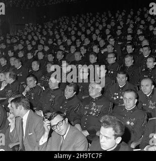 Zabrze, 1969-12-03. W przeddzieñ Barbórki, w sali Zabrzañskiego Domu Muzyki i Tañca, odby³a siê centralna akademia z okazji górniczego œwiêta. Na barbórkowe obchody przybyli do województwa katowickiego przedstawiciele najwy¿szych w³adz centralnych, cz³onkowie Biura Politycznego: przewodnicz¹cy Rady Pañstwa, marsza³ek Marian Spychalski i sekretarz Komitetu Centralnego Polskiej Zjednoczonej Partieleci Robotniczej (KC PZPR) Ryszard Strzard. Na widowni zasiedli przedstawiciele zawodów górniczych z ca³ego kraju. Ad PAP/Edmund Uchymiak Zabrze, 3. Dezember 1969. Feierlichkeiten anlässlich der Barborka, der Mine Stockfoto