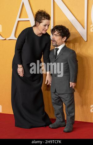 LONDON, ENGLAND - 07. DEZEMBER 2021: Peter Dinklage und Erica Schmidt nehmen an der britischen Premiere von 'Cyrano' am 7. Dezember 2021 auf dem Odeon Luxe Leicester Square Teil Stockfoto