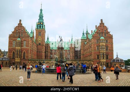 HILLEROD, DÄNEMARK - 30. JUNI 2016: Das ist Schloss Frederiksborg, die Residenz der dänischen Könige, eines der Meisterwerke der skandinavischen Renais Stockfoto