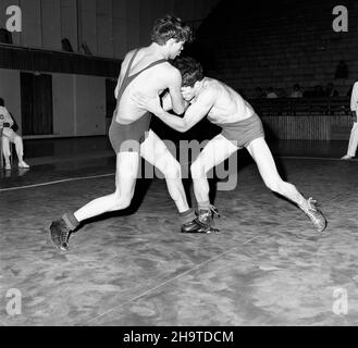 Katowice, 1969-12-06. XIV Miêdzynarodowy Turniej Zapaœniczy o memoria³ Paw³a Jasiñskiego odbywaj¹cy siê w dniach 6 - 7 grudnia 1969 r. w hali sportowej huty Baildom. NZ. walcz¹ Janos Szynoi z wêgierskiego Ferencvaros i Edward Lubañski z GKS Katowice. mb PAP/Kazimierz Seko Katowice, 6. Dezember 1969. Das 14th Internationale Wrestling-Turnier für das Pawel Jasinski Memorial fand am 6. Und 7. Dezember 1969 in der Sporthalle des Stahlwerks Baildon statt. Im Bild: Janos Szynoi vom ungarischen Ferencvaros und Edward Lubanski vom GKS Katowice. mb PAP/Kazimierz Seko Stockfoto