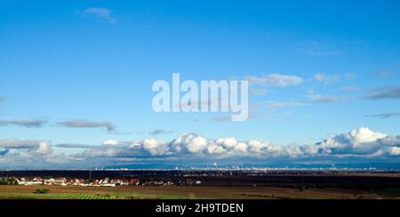 Rheintal mit Ludwigshafen-Panoramaaufnahme Stockfoto