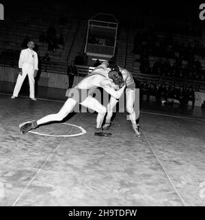 Katowice, 1969-12-06. XIV Miêdzynarodowy Turniej Zapaœniczy o memoria³ Paw³a Jasiñskiego odbywaj¹cy siê w dniach 6 - 7 grudnia 1969 r. w hali sportowej huty Baildom. NZ. walcz¹ Janos Szynoi z wêgierskiego Ferencvaros i Edward Lubañski z GKS Katowice. mb PAP/Kazimierz Seko Katowice, 6. Dezember 1969. Das 14th Internationale Wrestling-Turnier für das Pawel Jasinski Memorial fand am 6. Und 7. Dezember 1969 in der Sporthalle des Stahlwerks Baildon statt. Im Bild: Janos Szynoi vom ungarischen Ferencvaros und Edward Lubanski vom GKS Katowice. mb PAP/Kazimierz Seko Stockfoto