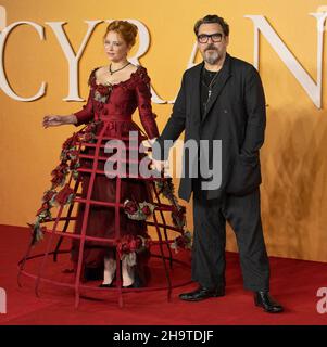 LONDON, ENGLAND - 07. DEZEMBER 2021: Haley Bennett und Joe Wright nehmen an der britischen Premiere von „Cyrano“ auf dem Odeon Luxe Leicester Square am 7. Dezember 2021 in L Teil Stockfoto