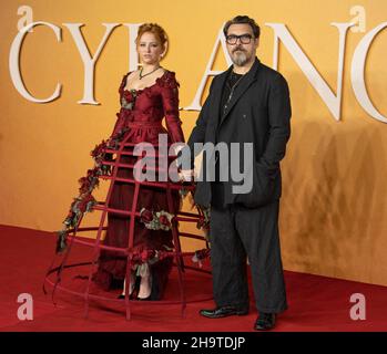 LONDON, ENGLAND - 07. DEZEMBER 2021: Haley Bennett und Joe Wright nehmen an der britischen Premiere von „Cyrano“ auf dem Odeon Luxe Leicester Square am 7. Dezember 2021 in L Teil Stockfoto