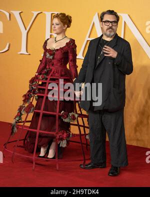 LONDON, ENGLAND - 07. DEZEMBER 2021: Haley Bennett und Joe Wright nehmen an der britischen Premiere von „Cyrano“ auf dem Odeon Luxe Leicester Square am 7. Dezember 2021 in L Teil Stockfoto