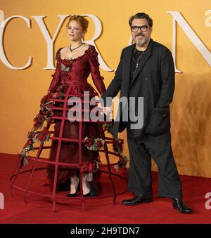 LONDON, ENGLAND - 07. DEZEMBER 2021: Haley Bennett und Joe Wright nehmen an der britischen Premiere von „Cyrano“ auf dem Odeon Luxe Leicester Square am 7. Dezember 2021 in L Teil Stockfoto