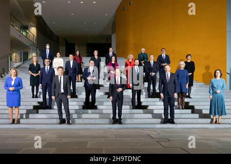 Berlin, Deutschland. 08th Dez 2021. Familienfoto nach der ersten Kabinettssitzung. Berlin, den 8th. Dezember 2021. Copyright: Janine Schwithz/photothek.de Credit: dpa/Alamy Live News Stockfoto