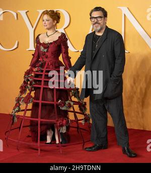 LONDON, ENGLAND - 07. DEZEMBER 2021: Haley Bennett und Joe Wright nehmen an der britischen Premiere von „Cyrano“ auf dem Odeon Luxe Leicester Square am 7. Dezember 2021 in L Teil Stockfoto