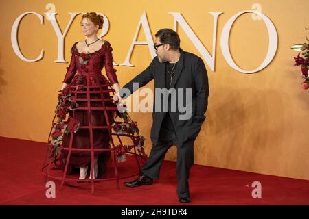 LONDON, ENGLAND - 07. DEZEMBER 2021: Haley Bennett und Joe Wright nehmen an der britischen Premiere von „Cyrano“ auf dem Odeon Luxe Leicester Square am 7. Dezember 2021 in L Teil Stockfoto