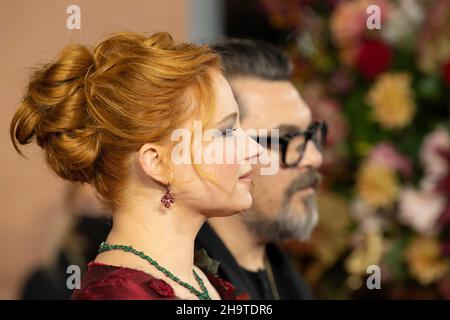 LONDON, ENGLAND - 07. DEZEMBER 2021: Haley Bennett und Joe Wright nehmen an der britischen Premiere von „Cyrano“ auf dem Odeon Luxe Leicester Square am 7. Dezember 2021 in L Teil Stockfoto