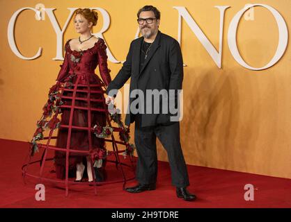 LONDON, ENGLAND - 07. DEZEMBER 2021: Haley Bennett und Joe Wright nehmen an der britischen Premiere von „Cyrano“ auf dem Odeon Luxe Leicester Square am 7. Dezember 2021 in L Teil Stockfoto