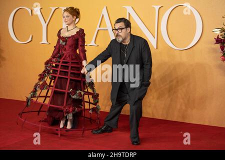 LONDON, ENGLAND - 07. DEZEMBER 2021: Haley Bennett und Joe Wright nehmen an der britischen Premiere von „Cyrano“ auf dem Odeon Luxe Leicester Square am 7. Dezember 2021 in L Teil Stockfoto