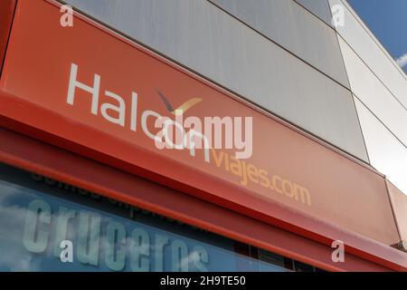 Llucmajor, Spanien; dezember 05 2021: HALCON viajes am Hauptsitz im Industriepark Son Noguera, Llucmajor, Insel Mallorca, Spanien Stockfoto