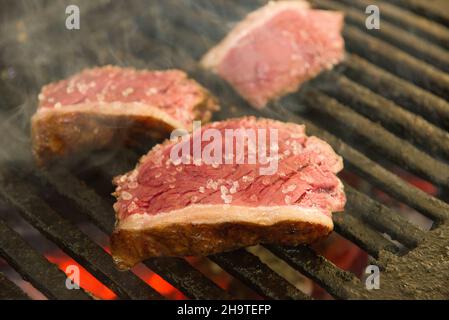 Gegrilltes Steak, das auf den Kohlen gebraten wird. Diese Form des Grills ist weit verbreitet in ganz Brasilien konsumiert. Stockfoto