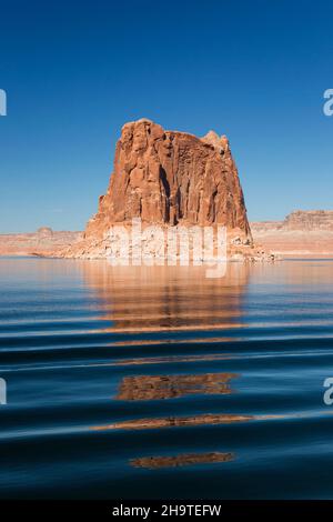 Glen Canyon National Recreation Area, Utah, USA. Die roten Sandsteinfelsen von Padre Butte spiegeln sich im welligen Wasser von Padre Bay, Lake Powell. Stockfoto