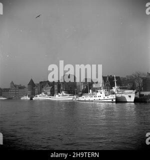 Gdañsk, 1969-12-07. Targ Rybny w G³ównym Mieœcie oraz rejon Zamczyska widziane od strony Mot³awy. NZ. przy nabrze¿U w rejonie Zamczyska cumuj¹ statki pasa¿erskie ¯eglugi Gdañskiej: Halka, Olimpia, Danuta, Aldona i Salomea. mta PAP/Janusz Uklejewski Danzig, 7. Dezember 1969. Der Danziger Fischmarkt in der Hauptstadt und das Zamczysko-Gebiet vom Fluss Motlava aus gesehen. Im Bild Anlegestelle am Kai: Passagierschiffe M/s Halka, Olimpia, Danuta, Aldona und Salomea der Danziger Dampfschiffgesellschaft. mta PAP/Janusz Uklejewski Stockfoto