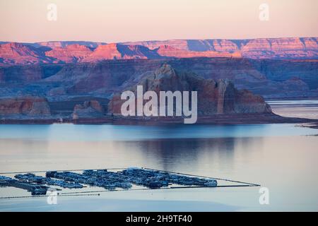 Glen Canyon National Recreation Area, Page, Arizona, USA. Blick über den Jachthafen von Wahweap auf die hohen schroffen Klippen von Castle Rock und Romana Mesa, Sonnenuntergang. Stockfoto