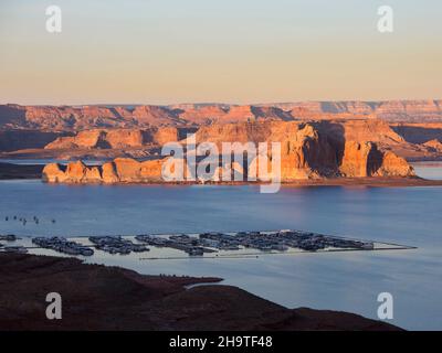 Glen Canyon National Recreation Area, Page, Arizona, USA. View over Wahweap Marina to the high rugged cliffs of Castle Rock and Romana Mesa, sunset. Stockfoto