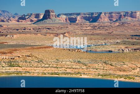 Glen Canyon National Recreation Area, Page, Arizona, USA. Blick über Wahweap Bay und Antelope Island zum Antelope Point Marina und dem entfernten Tower Butte. Stockfoto