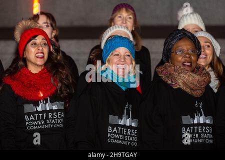 London, Großbritannien. 8. Dezember 2021. Mitglieder des Community Choir der Battersea Power Station vor Jamie Cullum, die auf dem Trafalgar Square Lieder von seinem neuesten Weihnachtsalbum The Piano man at Christmas aufführen. Die Aufführung unterstützt die Wintersaison „Let’s Do London“ und die Kampagne des Bürgermeisters von London für die raue Schlafentätung der Jugend im Winter. Kredit: Stephen Chung / Alamy Live Nachrichten Stockfoto