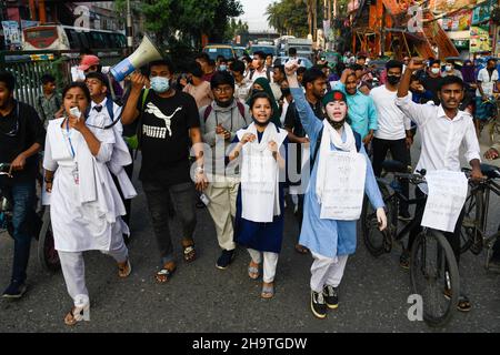 Dhaka, Bangladesch. 08th Dez 2021. Studenten aus Bangladesch rufen während eines Protestes, bei dem die Verkehrssicherheit und Gerechtigkeit für die beiden Studenten gefordert werden, die bei Verkehrsunfällen ums Leben kamen, Slogans aus. Kredit: SOPA Images Limited/Alamy Live Nachrichten Stockfoto