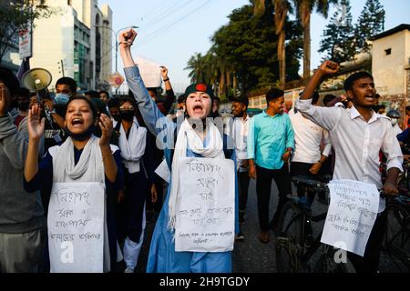 Dhaka, Bangladesch. 08th Dez 2021. Studenten aus Bangladesch rufen während eines Protestes, bei dem die Verkehrssicherheit und Gerechtigkeit für die beiden Studenten gefordert werden, die bei Verkehrsunfällen ums Leben kamen, Slogans aus. Kredit: SOPA Images Limited/Alamy Live Nachrichten Stockfoto