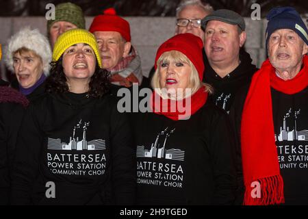 London, Großbritannien. 8. Dezember 2021. Mitglieder des Community Choir der Battersea Power Station vor Jamie Cullum, die auf dem Trafalgar Square Lieder von seinem neuesten Weihnachtsalbum The Piano man at Christmas aufführen. Die Aufführung unterstützt die Wintersaison „Let’s Do London“ und die Kampagne des Bürgermeisters von London für die raue Schlafentätung der Jugend im Winter. Kredit: Stephen Chung / Alamy Live Nachrichten Stockfoto