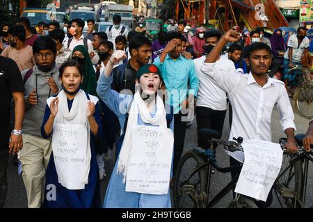 Dhaka, Bangladesch. 08th Dez 2021. Studenten aus Bangladesch rufen während eines Protestes, bei dem die Verkehrssicherheit und Gerechtigkeit für die beiden Studenten gefordert werden, die bei Verkehrsunfällen ums Leben kamen, Slogans aus. Kredit: SOPA Images Limited/Alamy Live Nachrichten Stockfoto