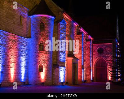 Farbenfrohe Weihnachtsbeleuchtung der katholischen Kirche in Paderborn Elsen Stockfoto