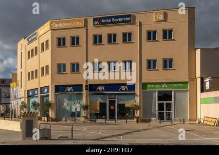 Llucmajor, Spanien; dezember 05 2021: Multinationales Versicherungsunternehmen Axa, im Industriegebiet Son Noguera, Insel Mallorca, Spanien Stockfoto