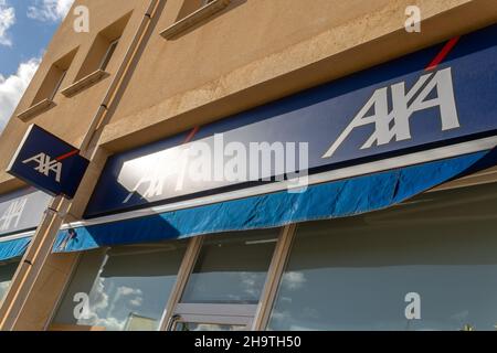 Llucmajor, Spanien; dezember 05 2021: Multinationales Versicherungsunternehmen Axa, im Industriegebiet Son Noguera, Insel Mallorca, Spanien Stockfoto