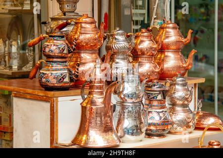 Messinggefäße für Kaffee aus der Türkei im Basar Stockfoto