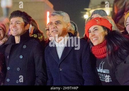 London, Großbritannien, 08. Dezember 2021: Jamie Cullum und Bürgermeister Sadiq Khan schlossen sich heute Abend dem Battersea Power Station Community Choir am Trafalgar Square an und drängten die Londoner, seine Winter-Kampagne zum rauen Schlafen zu unterstützen. Quelle: Xiu Bao/Alamy Live News Stockfoto