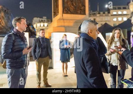 London, Großbritannien, 08. Dezember 2021: Jamie Cullum und Bürgermeister Sadiq Khan schlossen sich heute Abend dem Battersea Power Station Community Choir am Trafalgar Square an und drängten die Londoner, seine Winter-Kampagne zum rauen Schlafen zu unterstützen. Quelle: Xiu Bao/Alamy Live News Stockfoto