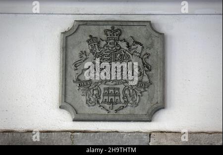 Wappen auf dem Wachhaus des Klosters in Gibraltar Stockfoto