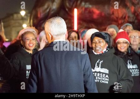 London, Großbritannien, 08. Dezember 2021: Jamie Cullum und Bürgermeister Sadiq Khan schlossen sich heute Abend dem Battersea Power Station Community Choir am Trafalgar Square an und drängten die Londoner, seine Winter-Kampagne zum rauen Schlafen zu unterstützen. Quelle: Xiu Bao/Alamy Live News Stockfoto