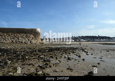 Hafenmauer und Strand von Pleneuf-Val-Andre bei Ebbe , Frankreich, Bretagne, Departement Cotes-d’Armor, Pleneuf-Val-Andre Stockfoto