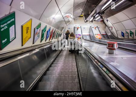 Blick von oben Blick auf eine Rolltreppe am U-Bahnhof London Bridge mit zwei Passagieren unten, aufgenommen am 12th. Dezember 2020 Stockfoto