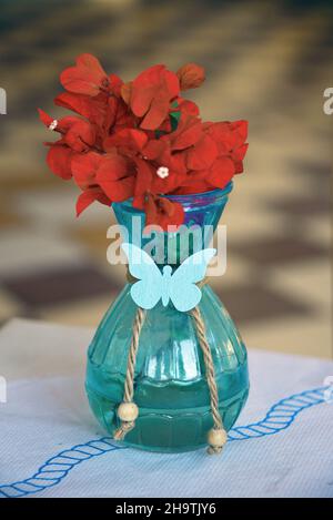 Papierpflanze, vier Uhr (Bougainvillea-Hybride), vier Uhr Blüten in einer Vase als Tischdekoration, Griechenland, Ionische Inseln, Kefalonia Stockfoto