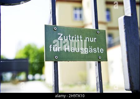 schild an einem Tor: Eintritt nur für Hausgäste, Deutschland Stockfoto