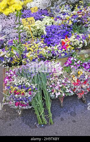 Blumensträuße auf dem Markt Stockfoto