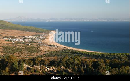 Straße von Gibraltar, Strand und Bucht von Bolonia, Spanien, Andalusien, Tarifa Stockfoto