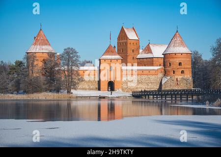 Mittelalterliche Burg von Trakai, Vilnius, Litauen, Osteuropa, zwischen schönen Seen und Natur mit schönen Himmel und blauen See im Winter gelegen Stockfoto