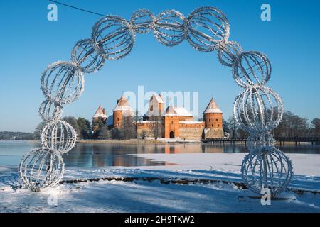 Mittelalterliche Burg von Trakai, Vilnius, Litauen, Osteuropa, zwischen schönen Seen und Natur mit schönen Himmel und blauen See im Winter gelegen Stockfoto