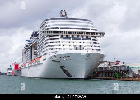 Southampton, Großbritannien - 24. April 2019: Das Kreuzschiff MSC Meraviglia wird tagsüber im Hafen von Southampton vertäut Stockfoto