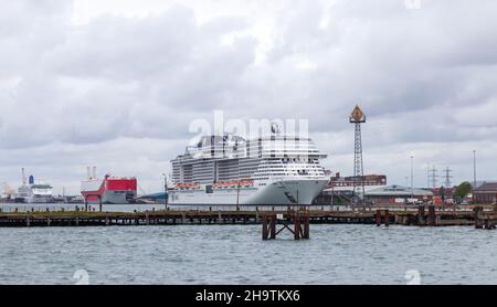 Southampton, Großbritannien - 24. April 2019: Das Kreuzschiff MSC Meraviglia wird im Hafen von Southampton vertäut Stockfoto