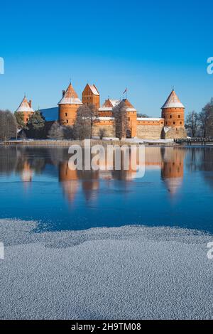 Mittelalterliche Burg von Trakai, Vilnius, Litauen, Osteuropa, zwischen schönen Seen und Natur mit schönen Himmel und blauen See im Winter gelegen Stockfoto